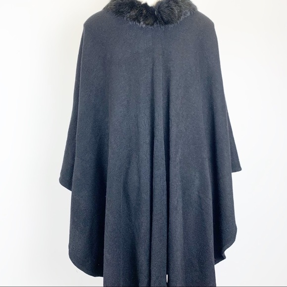Faux fur pompom wrap cape - Picture 4 of 7